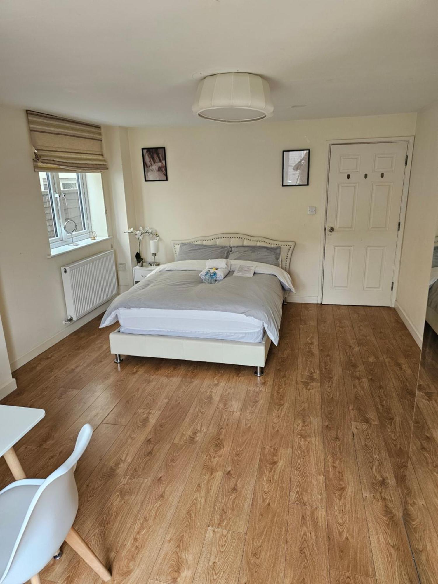 Extra Large Bedroom Dartford Exterior foto